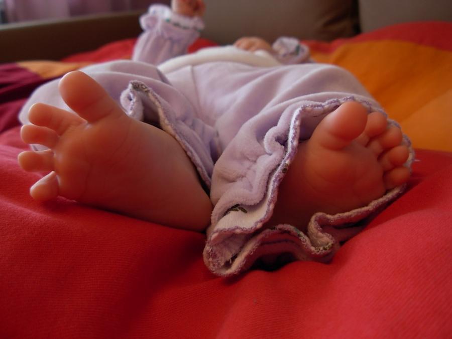 "Vendo bimbo di 19 mesi per 330 euro", l'annuncio choc di una mamma sul web
