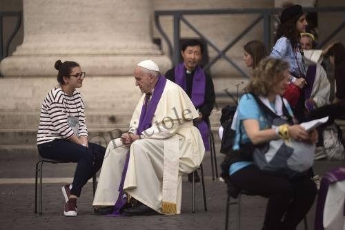 Giubileo dei Ragazzi: Papa Francesco scende in strada e confessa 16 giovani